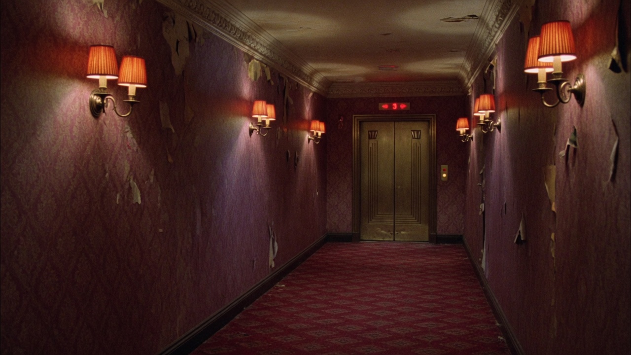 Dim KMM-style hotel hallway used as a hide-and-seek map